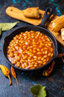 Fırında fasulye, klasik Amerikan yemeği tavada servis edilir.