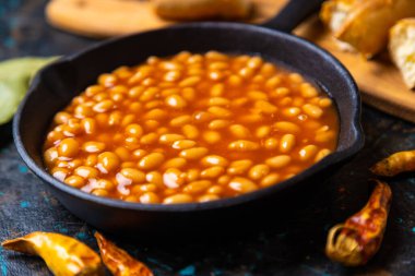 Fırında fasulye, klasik Amerikan yemeği tavada servis edilir.