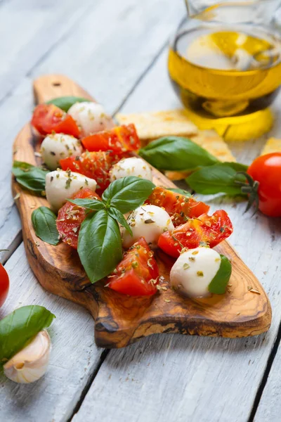 Frischer Italienischer Caprese Salat Mit Mozzarella Tomaten Und Basilikum — Stockfoto