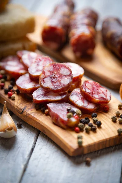 Fatias Salsicha Carne Porco Curada Semelhantes Chorrizo Saucisson — Fotografia de Stock