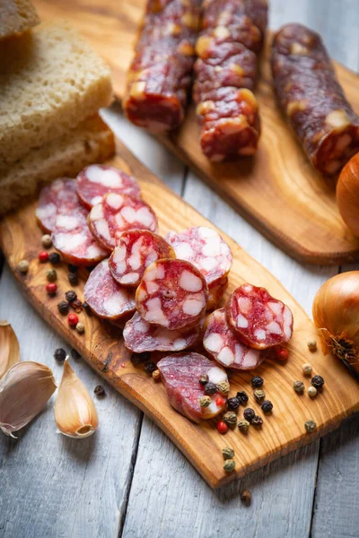 Kawałki Kiełbasy Wieprzowej Peklowanej Podobnej Chóru Saucissona — Zdjęcie stockowe