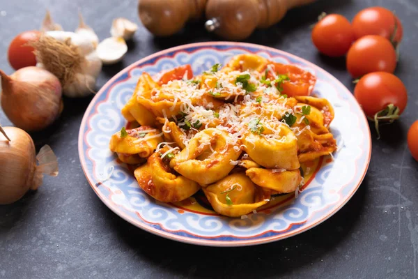 Klasické Italské Tortellini Těstoviny Plněné Sýrem Rajčatové Omáčce — Stock fotografie