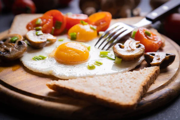 Lado Ensolarado Ovos Fritos Com Cogumelos Tomate Cereja — Fotografia de Stock