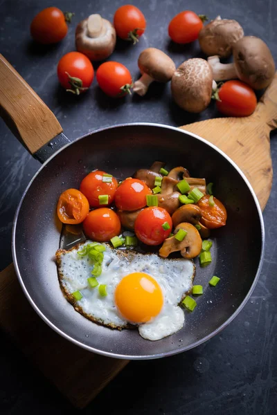Lado Soleado Hasta Huevos Fritos Con Setas Tomate Cherry — Foto de Stock