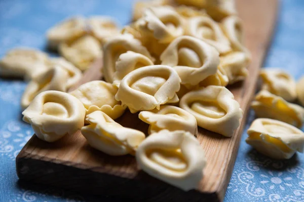 Pasta Tortellini Italiana Cruda Hecha Casa Lista Para Cocinar Gor — Foto de Stock