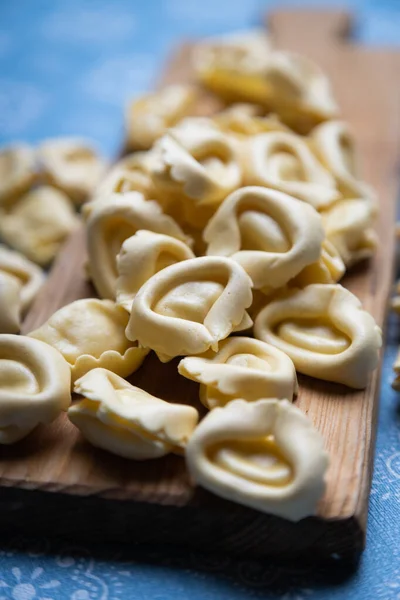Pasta Tortellini Italiana Cruda Hecha Casa Lista Para Cocinar Gor —  Fotos de Stock