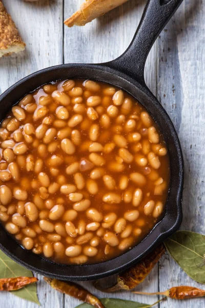 Bakade Bönor Klassisk Amerikansk Häftklammer Serveras Skillet — Stockfoto