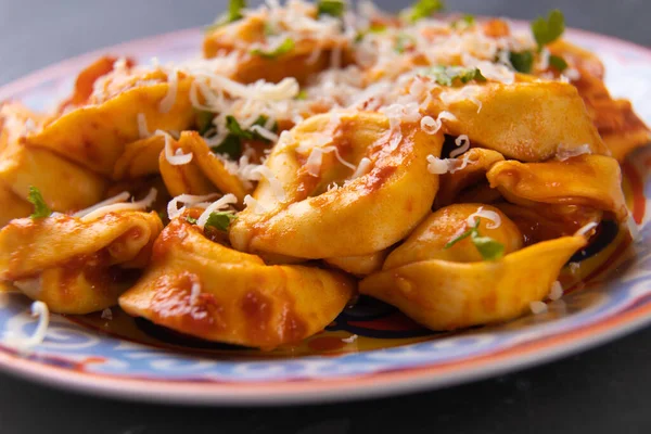 Queijo Tortellini Clássico Italiano Massas Cheias Molho Tomate — Fotografia de Stock