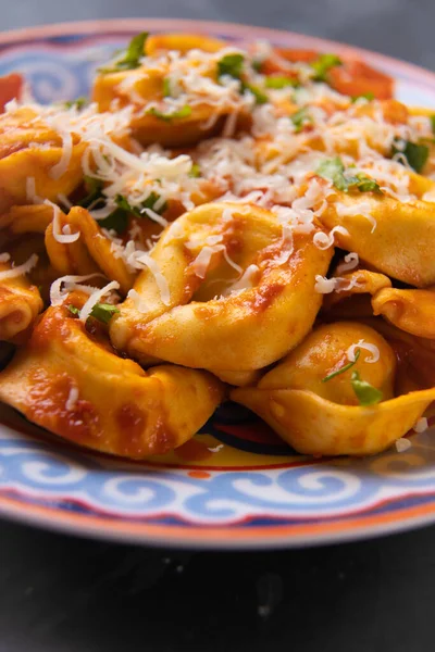 Clásico Queso Tortellini Italiano Relleno Pasta Salsa Tomate — Foto de Stock