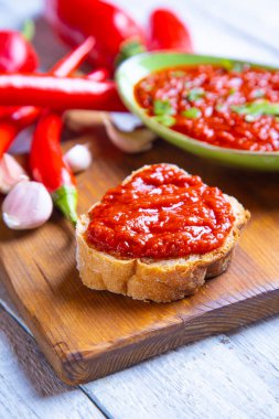 Ajvar, Balkan yemekleri kızarmış biber, sarımsak, patlıcan ve zeytinyağından oluşuyordu.