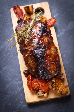 Kızarmış ve tütsülenmiş domuz budu, Amerikan mutfağı klasiği.