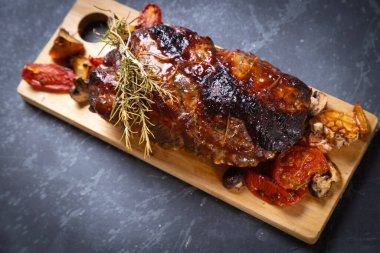 Kızarmış ve tütsülenmiş domuz budu, Amerikan mutfağı klasiği.