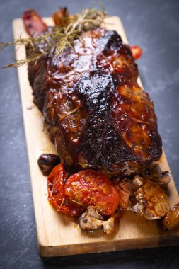 Kızarmış ve tütsülenmiş domuz budu, Amerikan mutfağı klasiği.