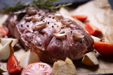 Çiğ domuz boynu eti fırında ya da barbeküde kızartılmaya hazırdır.