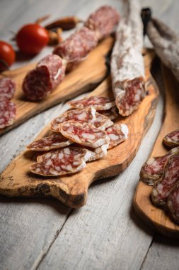 Şarküteri tahtası, çeşitli pişirilmiş et ve sosisler.
