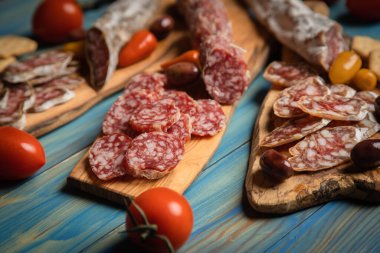 Şarküteri tahtası, çeşitli pişirilmiş et ve sosisler.