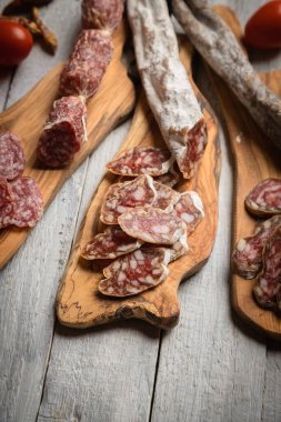 Şarküteri tahtası, çeşitli pişirilmiş et ve sosisler.