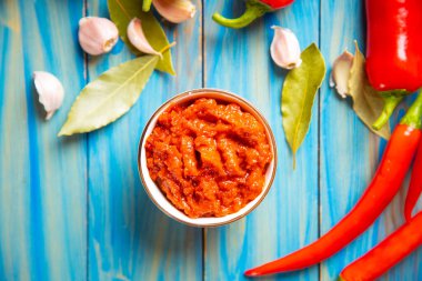 Ajvar, Balkan yemekleri kızarmış biber, sarımsak, patlıcan ve zeytinyağından oluşuyordu.