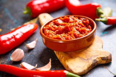Ajvar, Balkan yemekleri kızarmış biber, sarımsak, patlıcan ve zeytinyağından oluşuyordu.