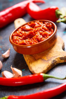 Ajvar, Balkan yemekleri kızarmış biber, sarımsak, patlıcan ve zeytinyağından oluşuyordu.