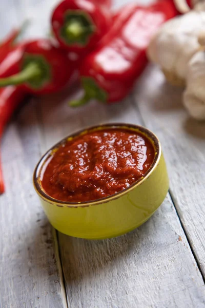 Ajvar, Balkan yemekleri kızarmış biber, sarımsak, patlıcan ve zeytinyağından oluşuyordu.