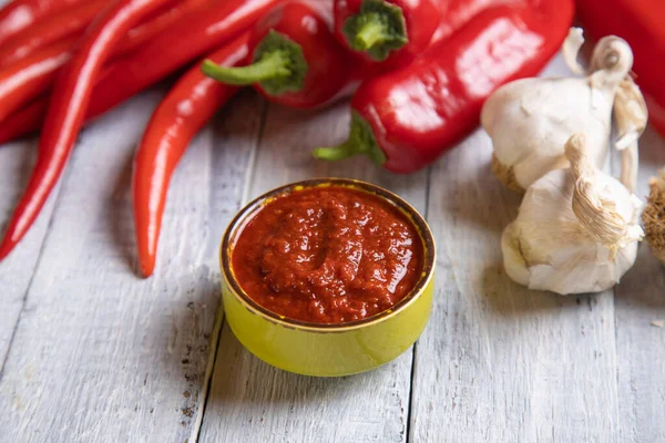 Ajvar Balkan食品由烤辣椒 茄子和橄榄油组成 — 图库照片