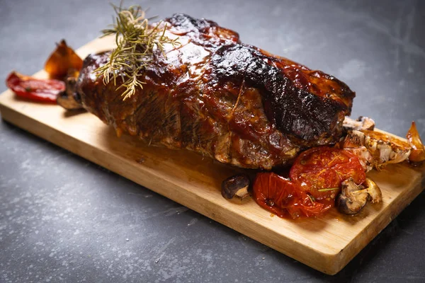 Kızarmış ve tütsülenmiş domuz budu, Amerikan mutfağı klasiği.