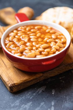 Fırında fasulye, klasik Amerikan yemeği tavada servis edilir.