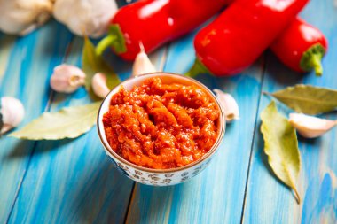 Ajvar, Balkan yemekleri kızarmış biber, sarımsak, patlıcan ve zeytinyağından oluşuyordu.