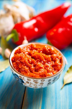 Ajvar, Balkan yemekleri kızarmış biber, sarımsak, patlıcan ve zeytinyağından oluşuyordu.