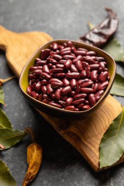 Çiğ kırmızı fasulye, protein açısından zengin sağlıklı besin bileşeni.