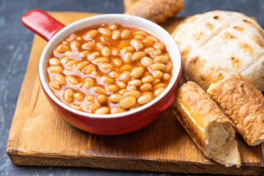 Fırında fasulye, klasik Amerikan yemeği tavada servis edilir.