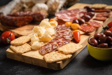 Şarküteri tahtası, çeşitli pişirilmiş et ve sosisler.