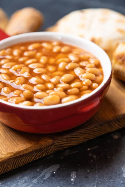 Fırında fasulye, klasik Amerikan yemeği tavada servis edilir.