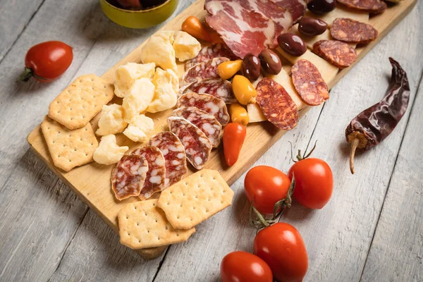 Deska Charcuterie Różnymi Wędlinami Kiełbaskami — Zdjęcie stockowe