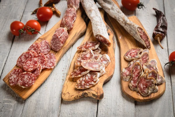 Şarküteri tahtası, çeşitli pişirilmiş et ve sosisler.