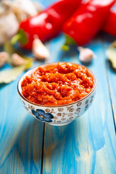Ajvar, Balkan yemekleri kızarmış biber, sarımsak, patlıcan ve zeytinyağından oluşuyordu.