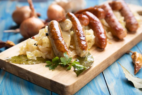 Lahana ya da lahana turşusuyla servis edilen ızgara Alman sosisi.