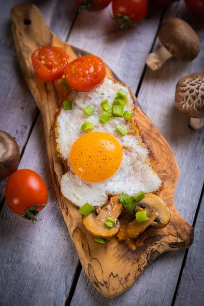 Lado Ensolarado Ovos Fritos Com Cogumelos Tomate Cereja — Fotografia de Stock