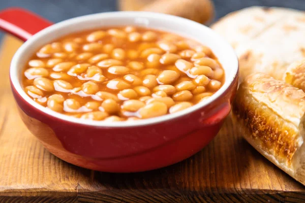 Fırında fasulye, klasik Amerikan yemeği tavada servis edilir.