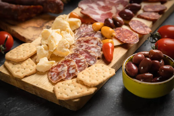 Tabla Charcutería Con Varias Carnes Embutidos Curados — Foto de Stock