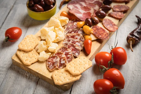Şarküteri tahtası, çeşitli pişirilmiş et ve sosisler.