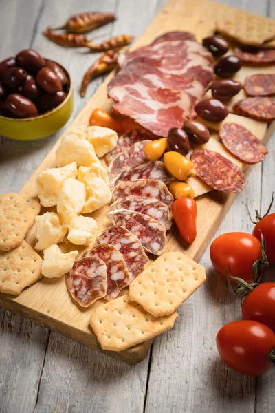 Şarküteri tahtası, çeşitli pişirilmiş et ve sosisler.