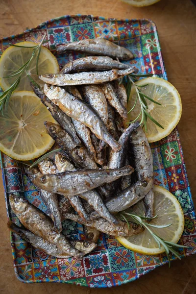イワシの焼き魚 おいしいと健康的な地中海料理 — ストック写真