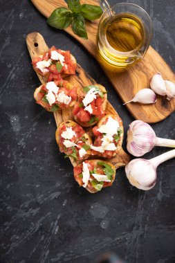 Klasik İtalyan bruschette ızgara ekmek dilimleri domates, fesleğen ve mozzarella peyniri.