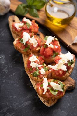 Klasik İtalyan bruschette ızgara ekmek dilimleri domates, fesleğen ve mozzarella peyniri.