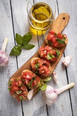 Klasik İtalyan bruschette ızgara ekmek dilimleri domates ve fesleğenli