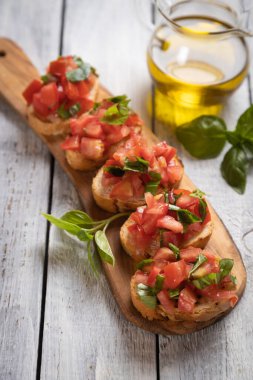 Klasik İtalyan bruschette ızgara ekmek dilimleri domates ve fesleğenli