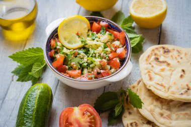 Bulgur, maydanoz, salatalık, domates, limon ve zeytinyağlı Lübnan usulü salata.