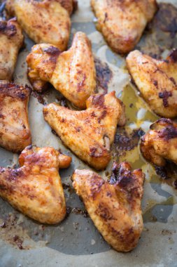 Fırın kızartılmış ya da ızgara baharatlı tavuk kanadı, popüler fast food yemeği.